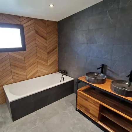 Maison En Pierre, Piscine Chauffee, Parc 1ha Villa *
